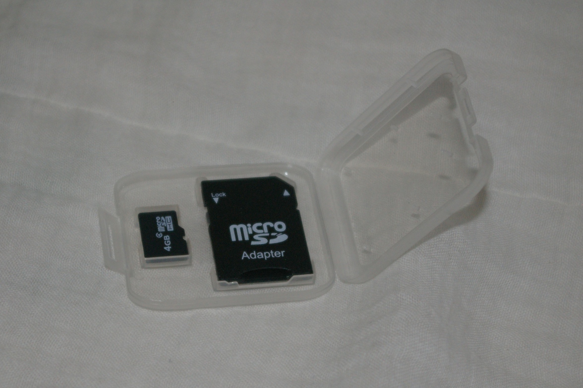 eBayで購入した Micro SD カード（４GB）